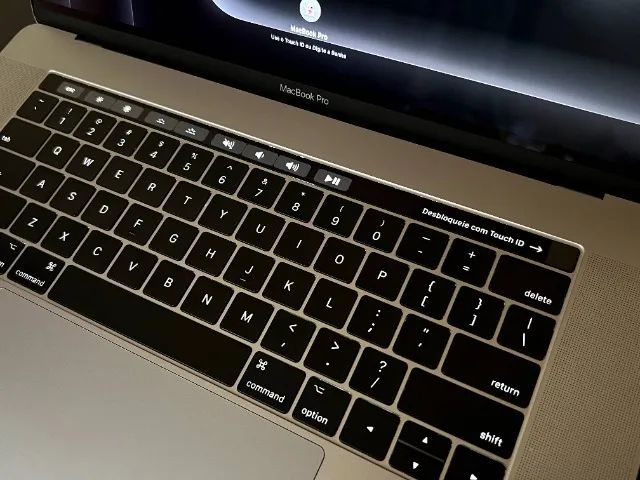 MacBook Pro 15インチ TouchBar 充電回数17回、100% MacBook Pro 15インチ TouchBar 充電回数17回、100% MacBook Pro 15