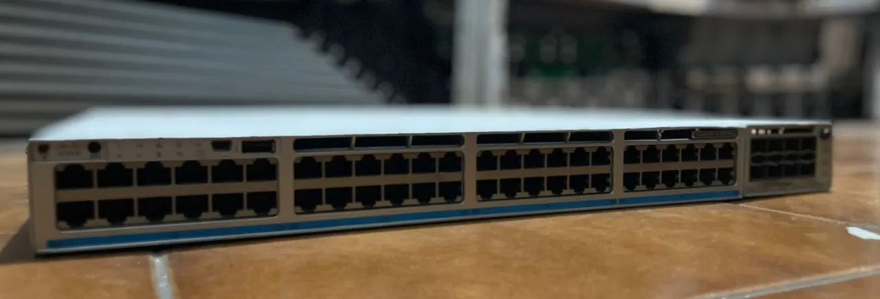 Switch Cisco Catalyst 9300 48UX  - Foto 3