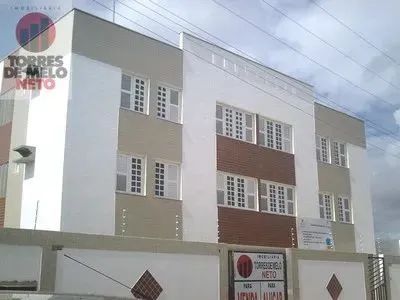 Ed. Leão Santiago! Excelente apartamento com 2 quartos sendo 1 suíte reversível, armários,