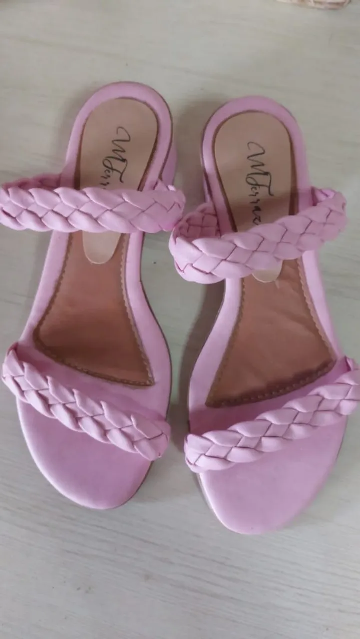 Sandália rasteirinha rosa com detalhes trançados