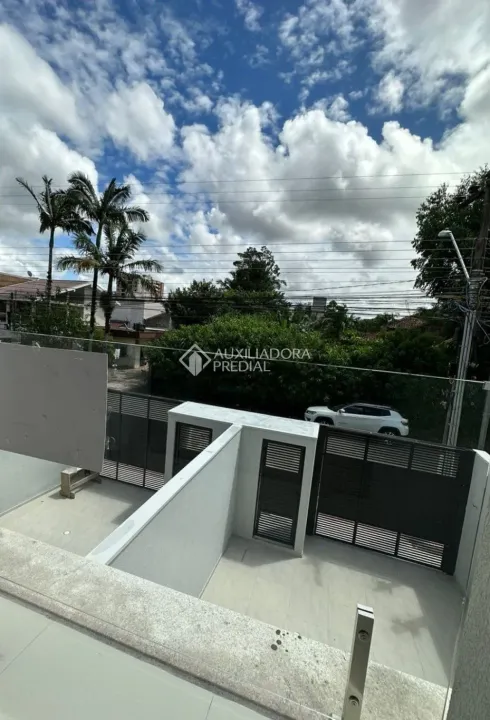 Sobrado à venda em Camboriú. Novo, de 3 quartos.