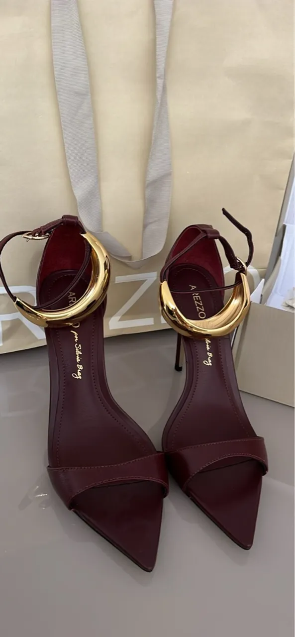 Sandália Arezzo Dourada e Vinho - Elegância nos seus pés!
