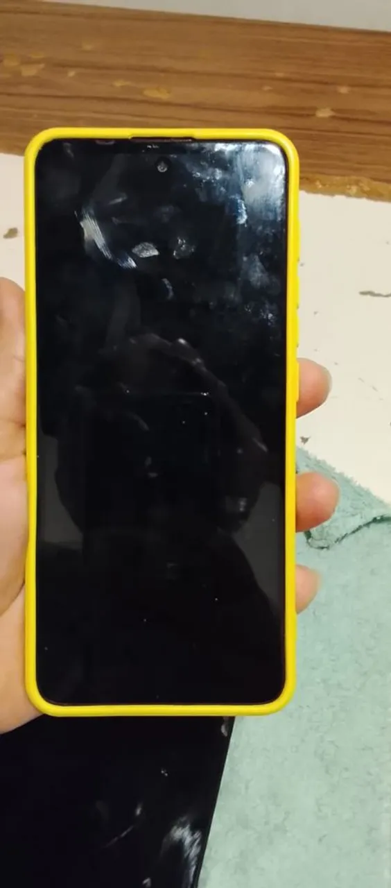 Smartphone com Capa Amarela