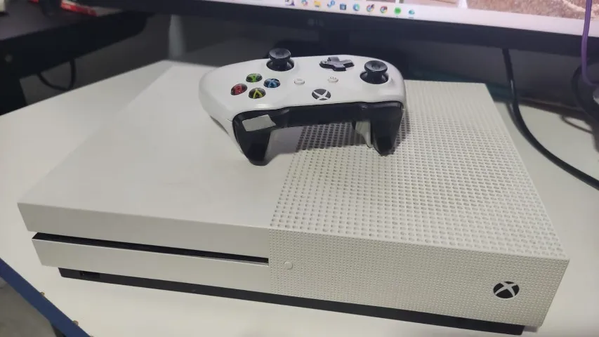 Xbox One 1 TB (+ 8 jogos Grátis)