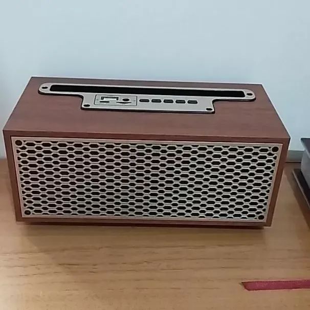 Belíssima Caixa Som Bluetooth Retrô Com Radio e Suporte Celular