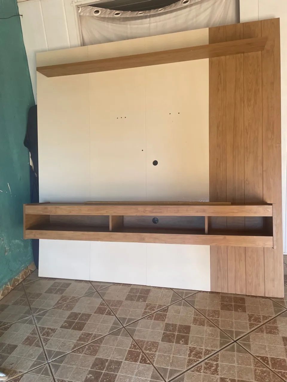 Painel de TV Moderno com Prateleira e Nichos