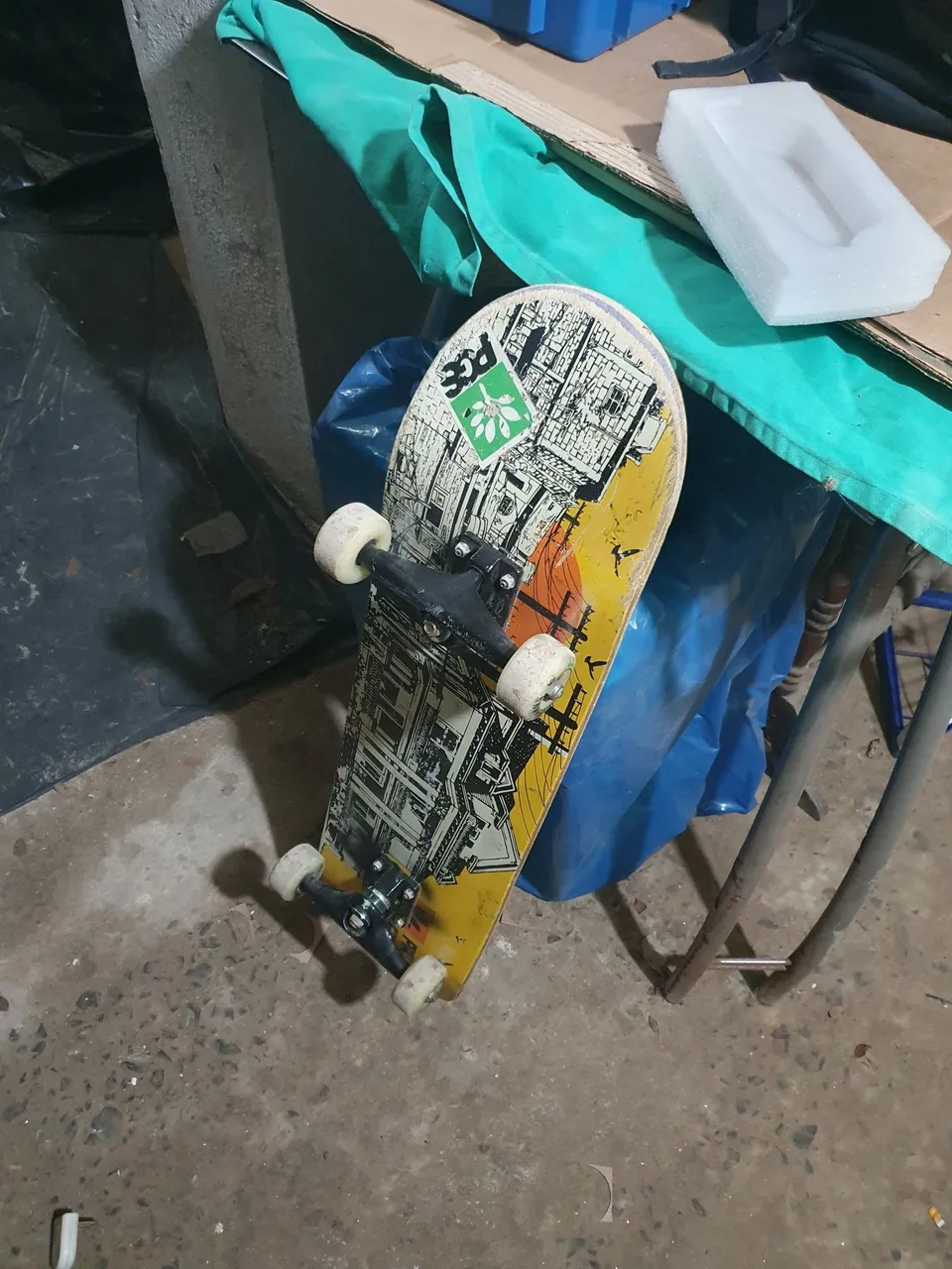 Skate com kit de proteção completo