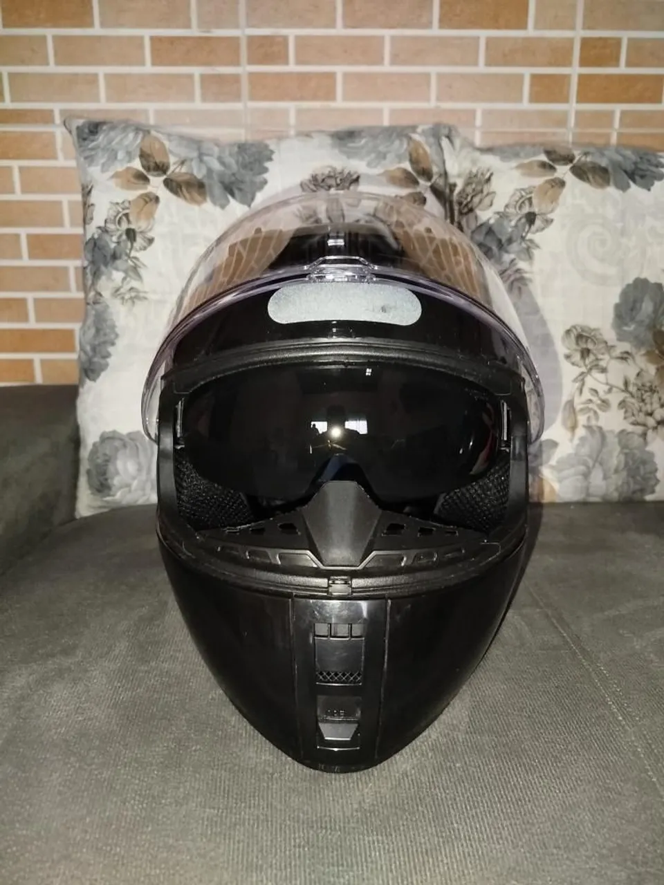Capacete de Moto Preto com Visor Transparente e Solar