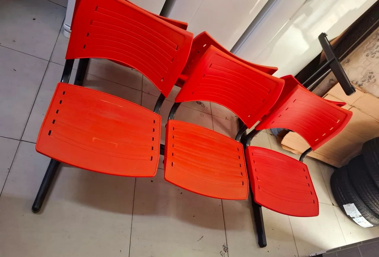 Cadeira Iso em longarina 3 lugares Linha Polipropileno Iso - Design Office Móveis - Otimo 