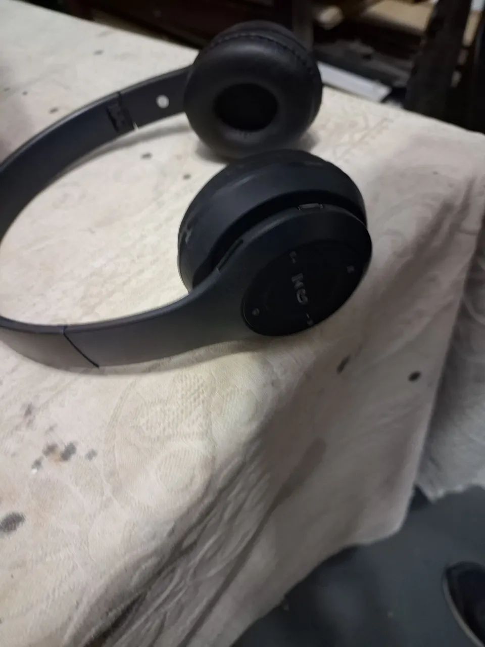 Fone de ouvido sem fio Bluetooth funcionando 