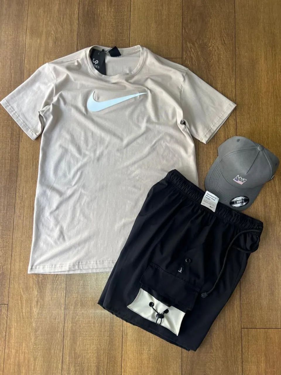 Conjunto Nike - Camiseta Bege e Shorts Preto