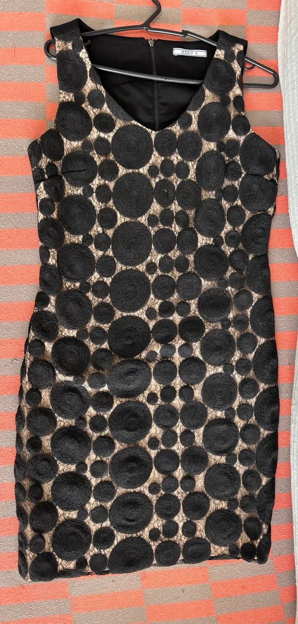Vestido beje e preto com aplicação  - Foto 4