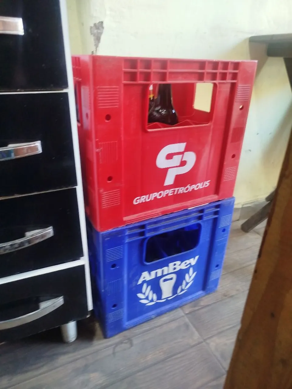 Caixas de cerveja com garrafas