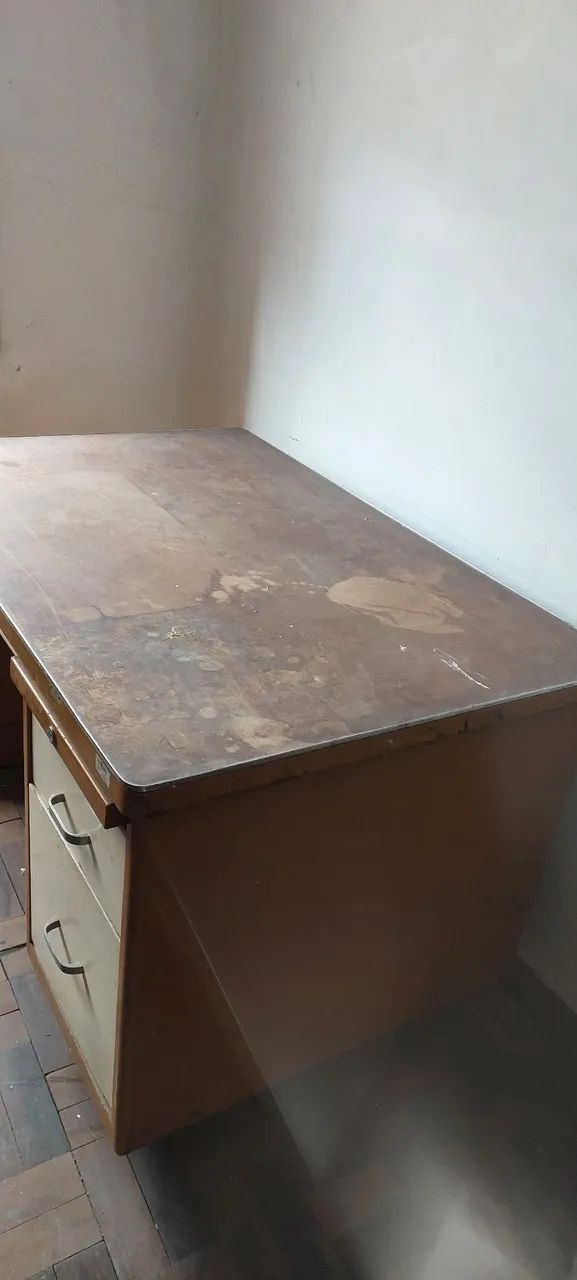 Escrivaninha de metal amarela com gavetas - Foto 3