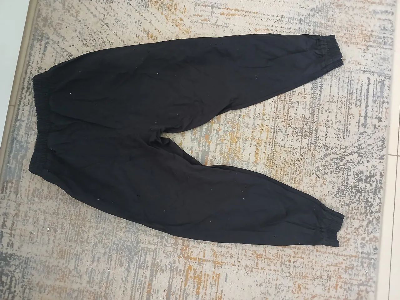 Calça preta com.elastico na.perna