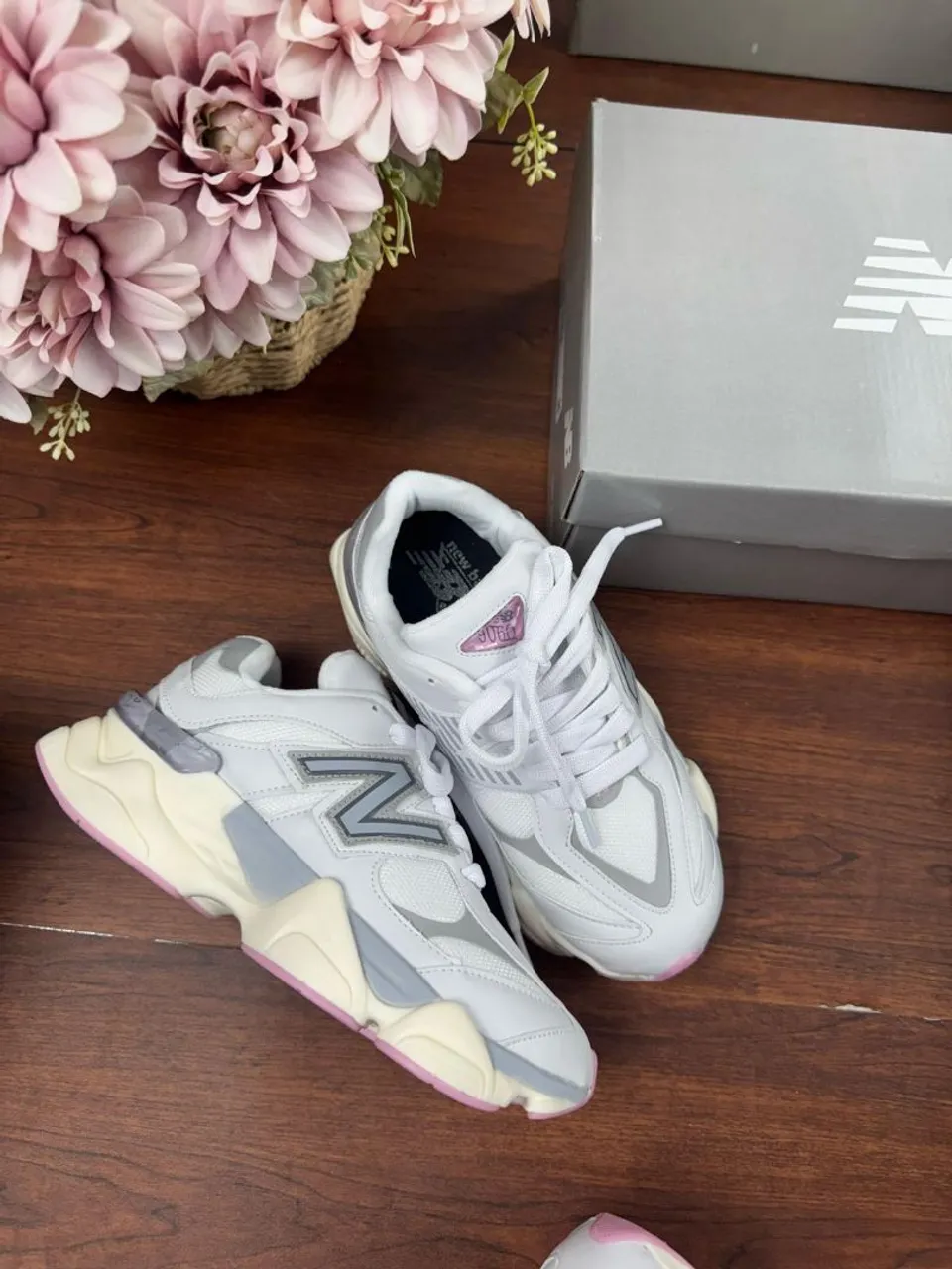 Tênis New Balance 9060 Branco com Detalhes em Rosa