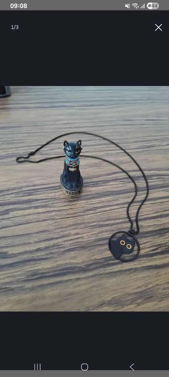 Colar e miniatura de gato