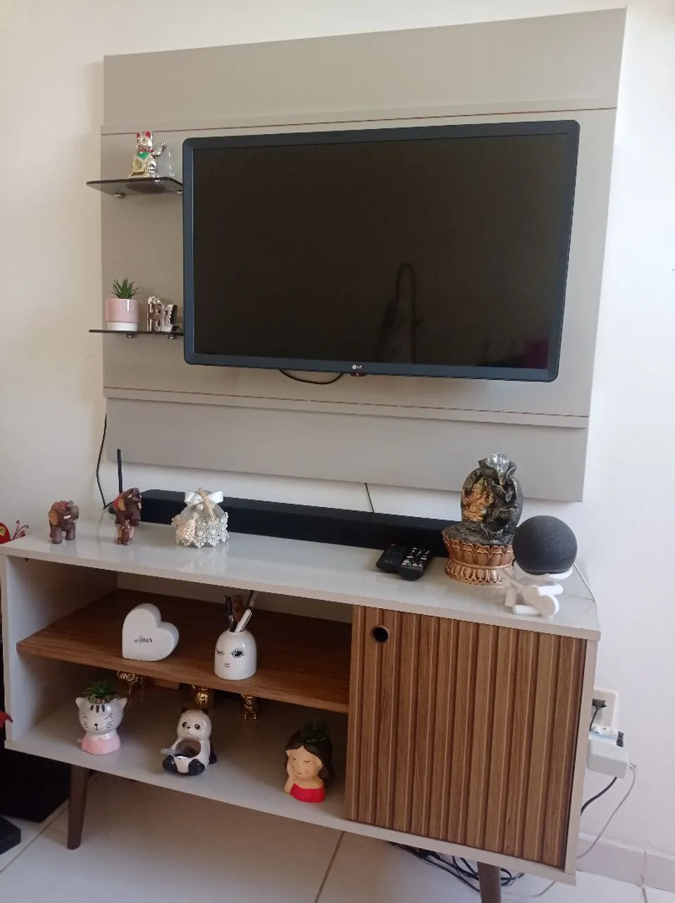 Painel para TV com prateleira e nicho