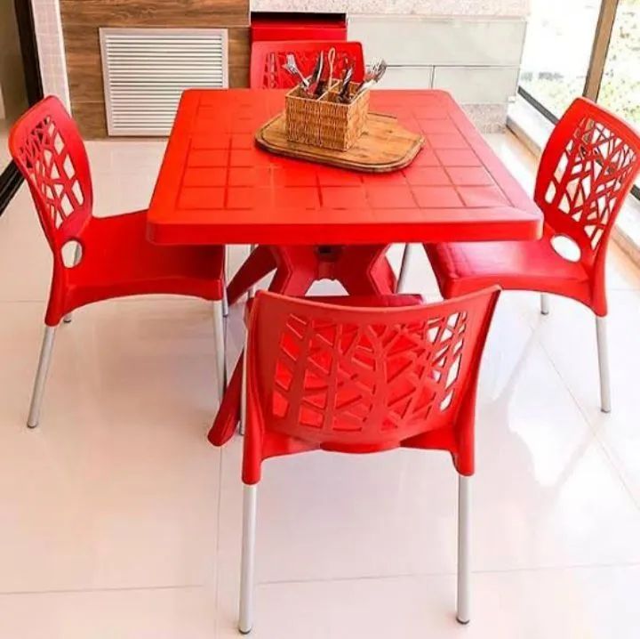 Dining tables in various colors64363743722114120