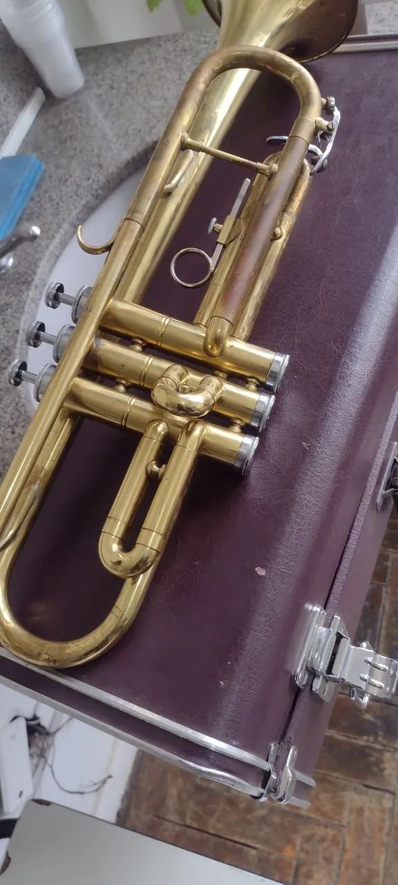 Trompete dourado afinação Bb dourado em bom estado, máquina funcionando.