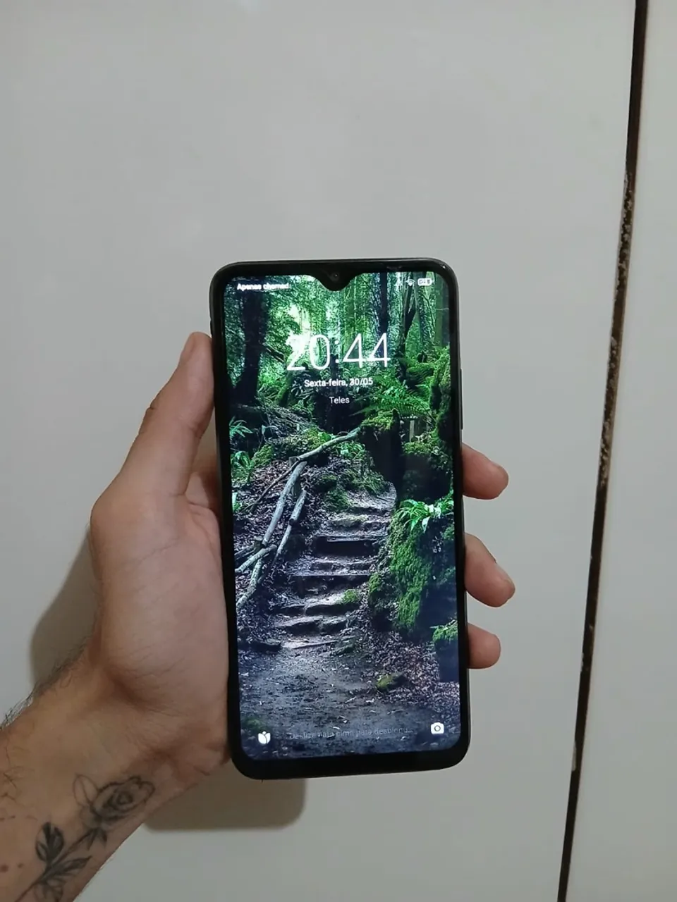 Redmi 9t, 128 gigas, 4 de RAM, em bom estado de usos vai com o carregador !