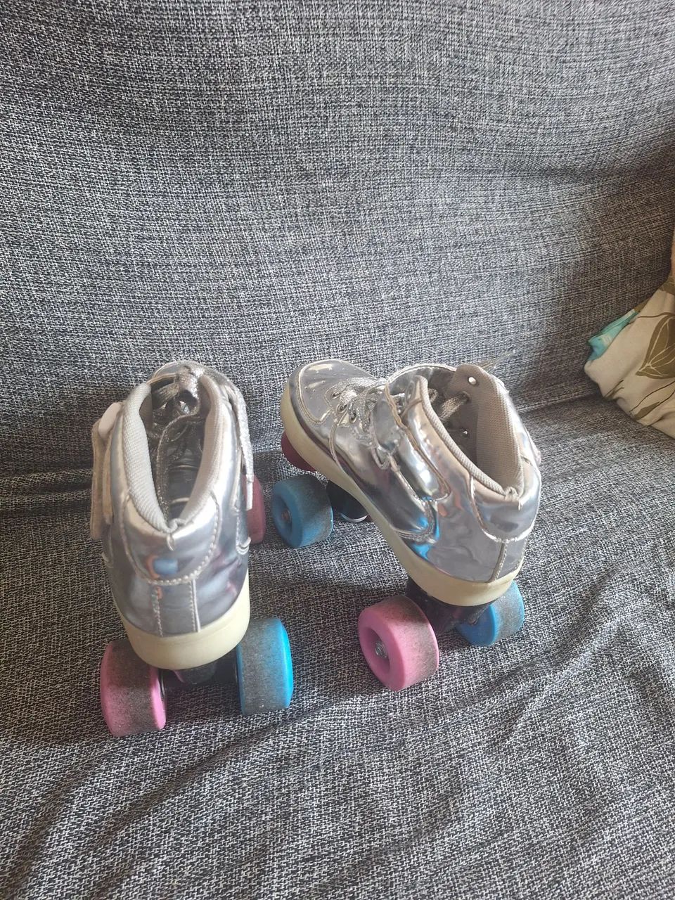 Patins 4 rodas cinza  - Foto 4