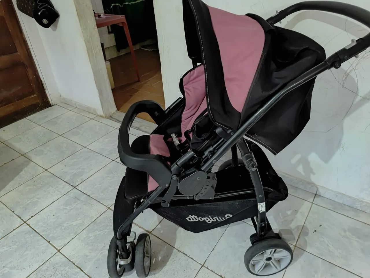Carrinho de Bebê Rosa e Preto