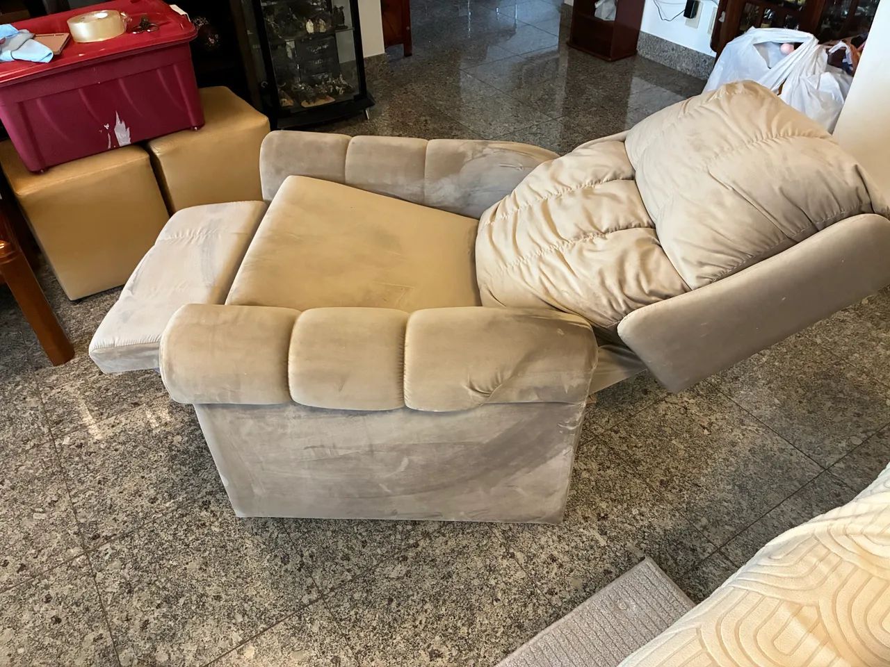 Vendo Poltrona reclinável  manual cor marrom claro aveludado. - Foto 5