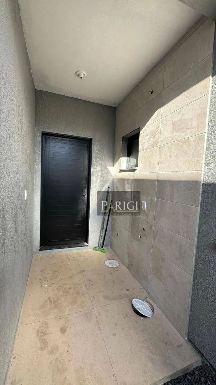 Apresentamos esta belíssima casa de alto padrão, construída em meio lote, com acabamento m - Foto 4