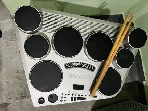 Bateria Eletrônica Yamaha DD65 com suporte