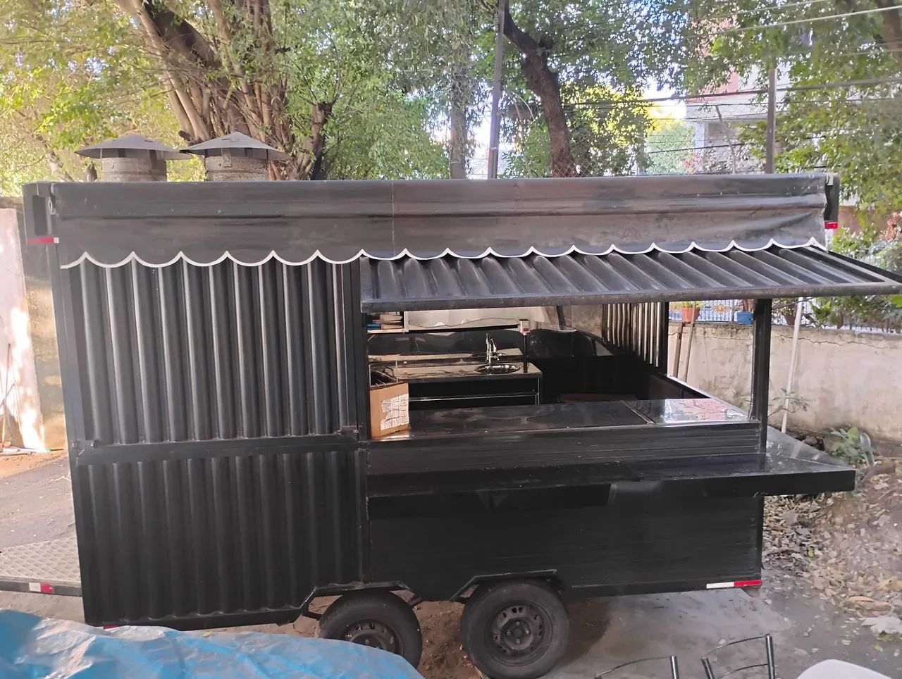 Trailer modelo container com refrigerador de fábrica (aceito proposta). 