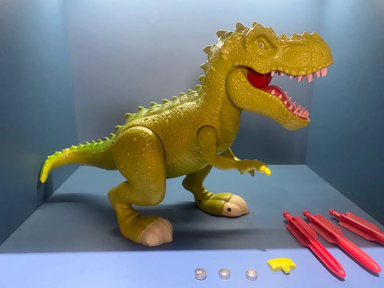 Dinossauro de brinquedo com acessórios - Foto 2