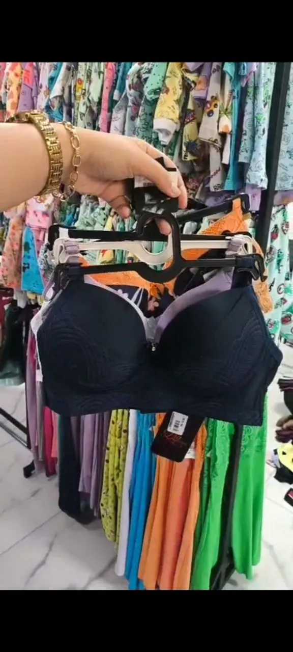 Sutiã com Bojo e Detalhes em Renda