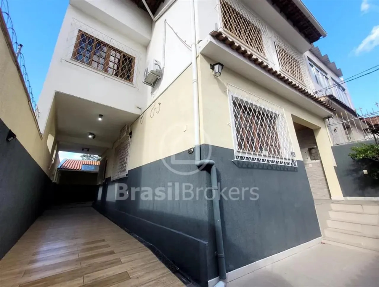 Espetacular casa 3 dormitórios, 1suíte, quintal com churrasqueira. Aceitando Financiamento