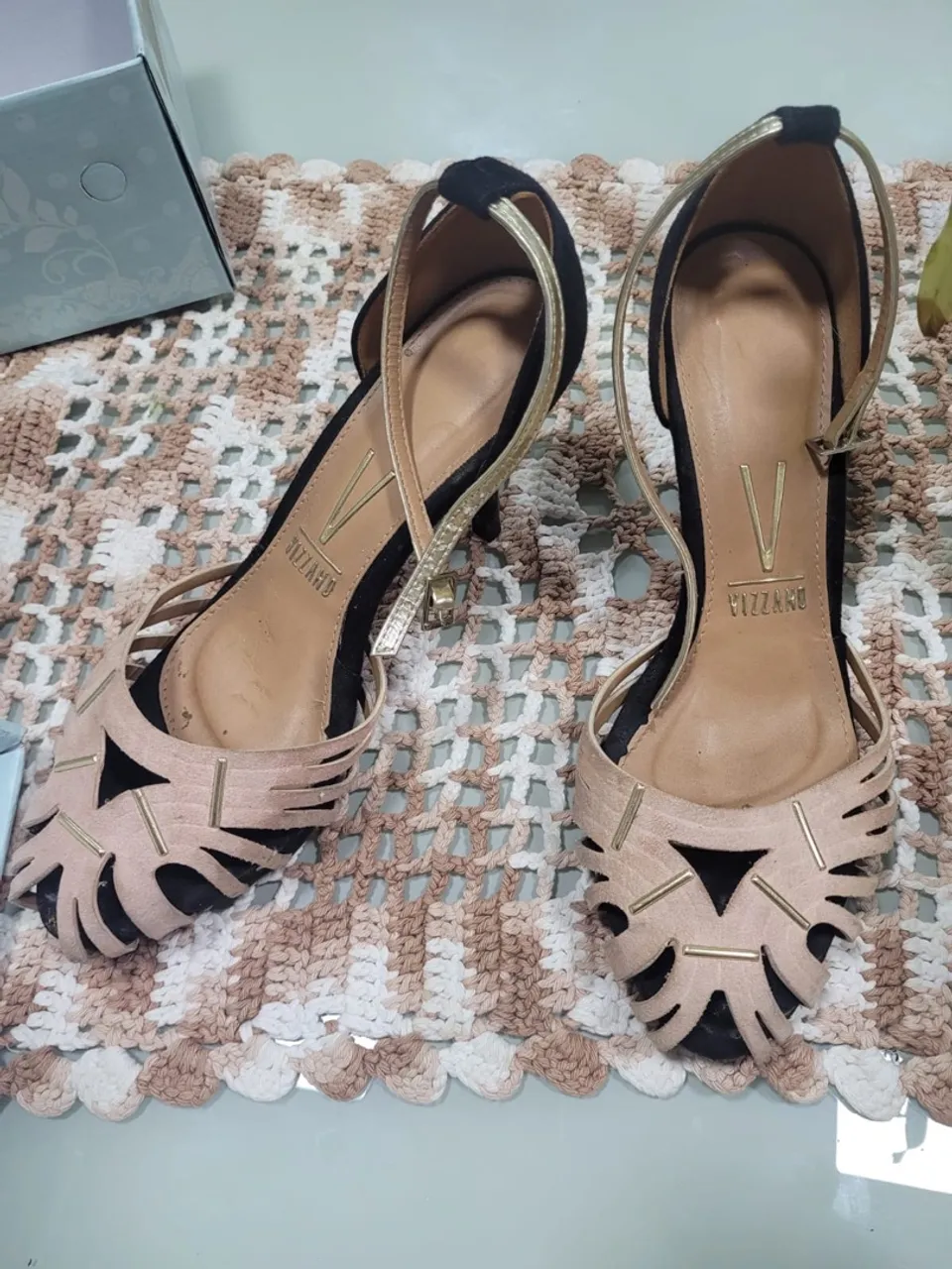 Sandália Vizzano com detalhes em dourado