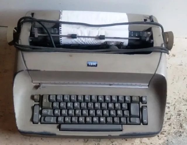 Máquina de escrever eletro mecânica Ibm