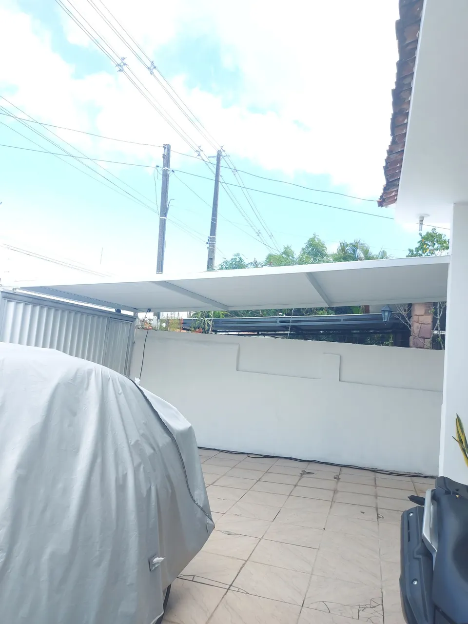 Toldo branco em alumínio