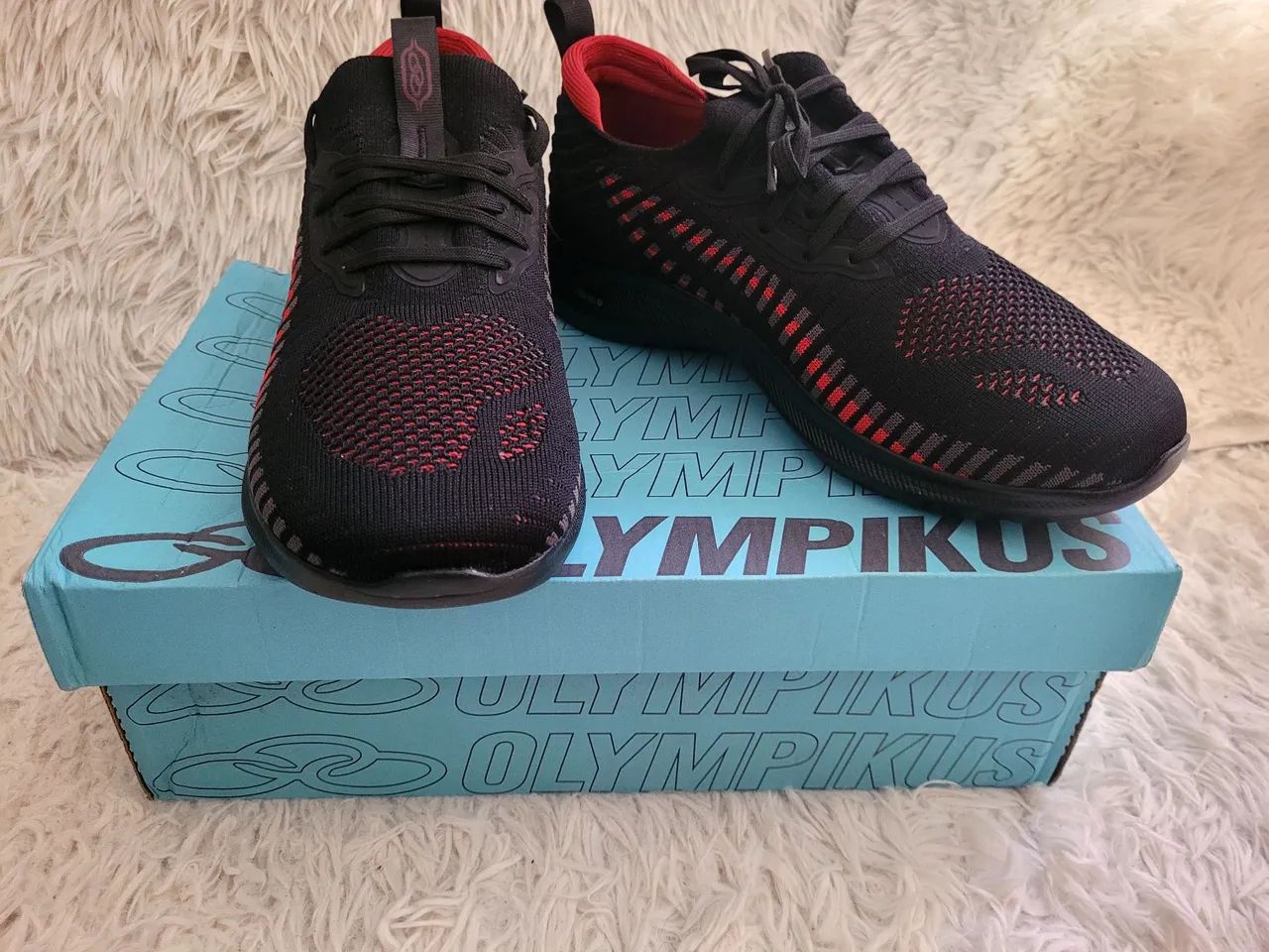 Tênis Olympikus Pretos com Detalhes Vermelhos