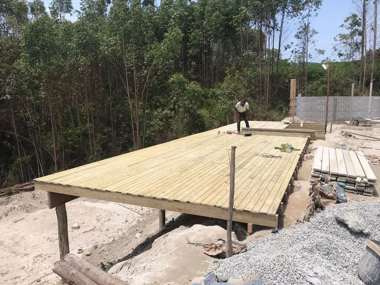 Construção de Deck de Madeira Tratada - Qualidade e Garantia<br> - Foto 4
