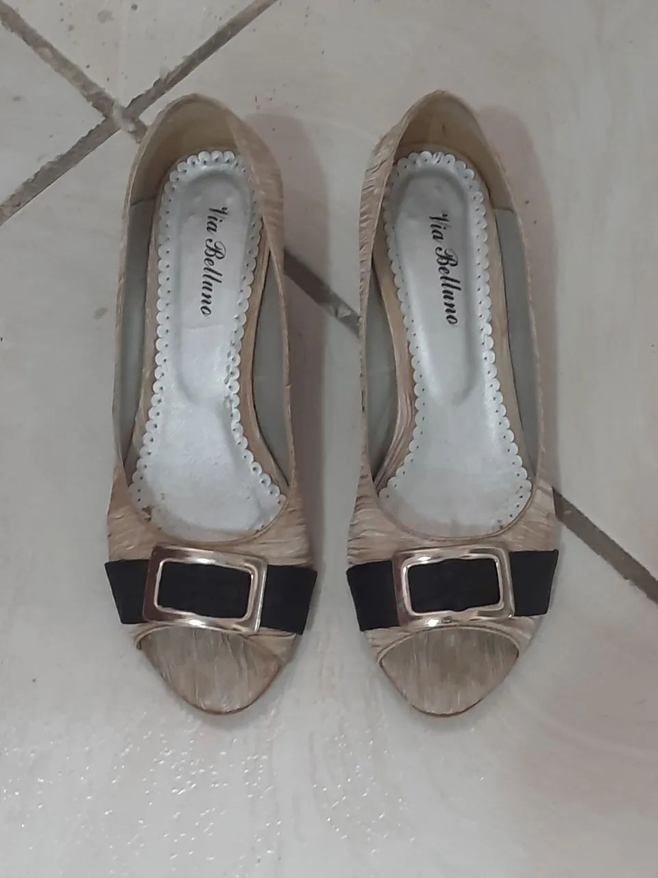 Sapatos Via Belluno Bege com Detalhe Preto