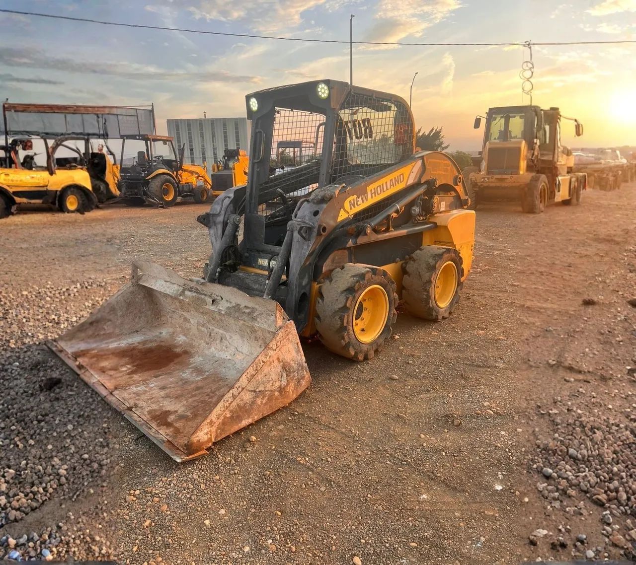 Mini Pá Carregadeira New Holland L218