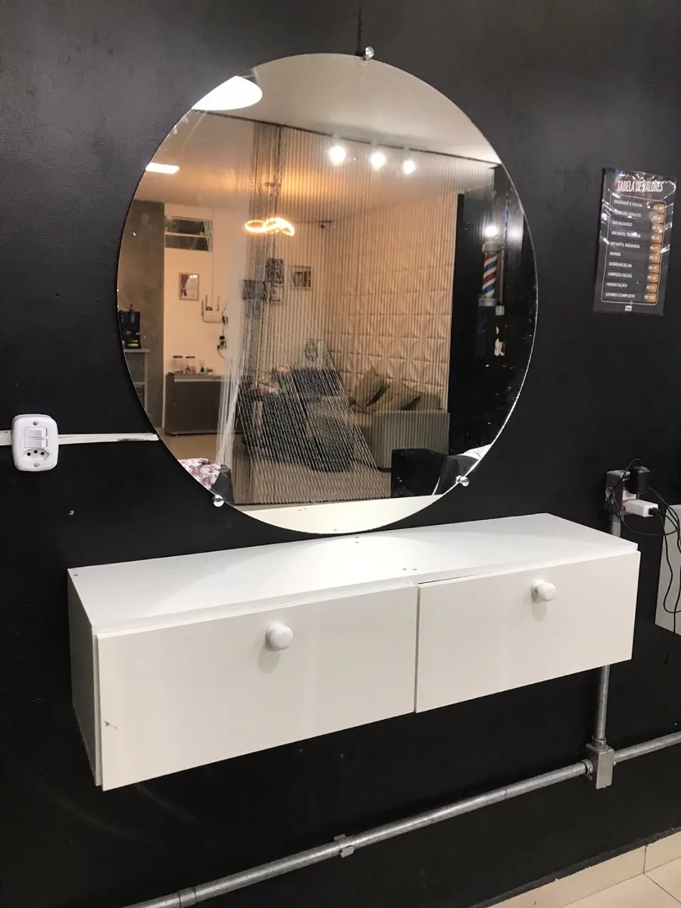 Balcão Branco com Gavetas e espelho para Barbearia