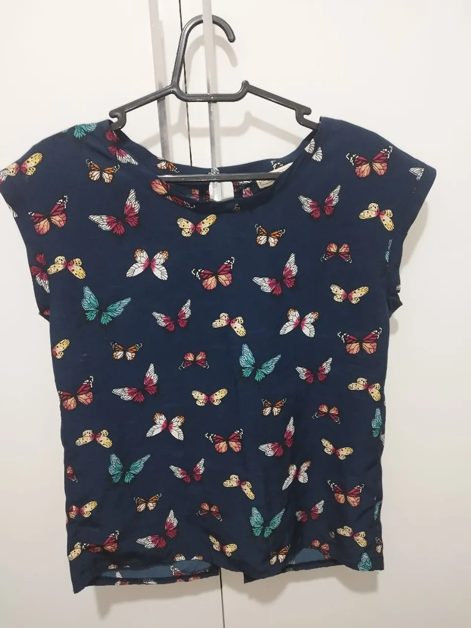 Blusa feminina estampada com borboleta/pouco usada.