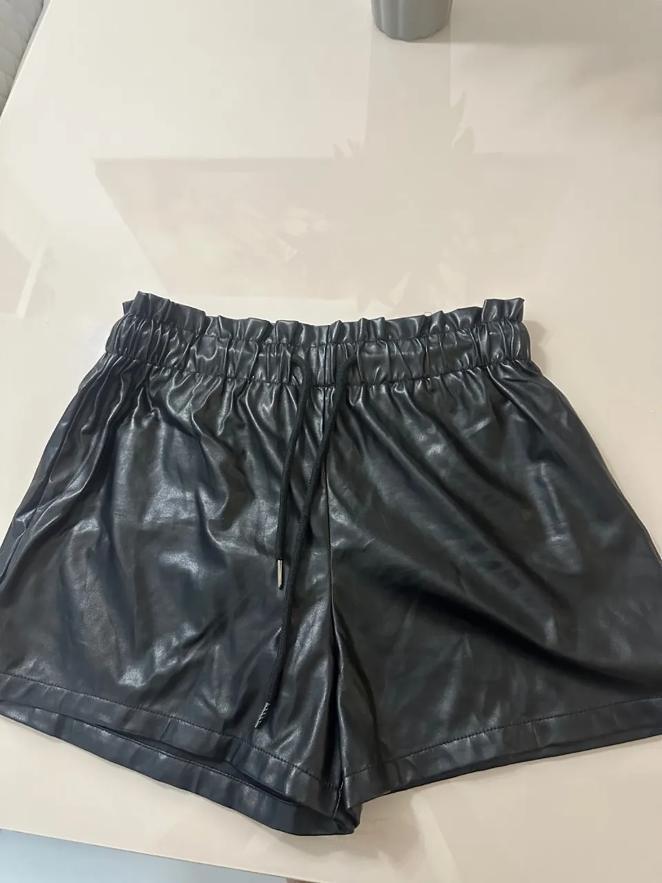 Short de couro sintético preto