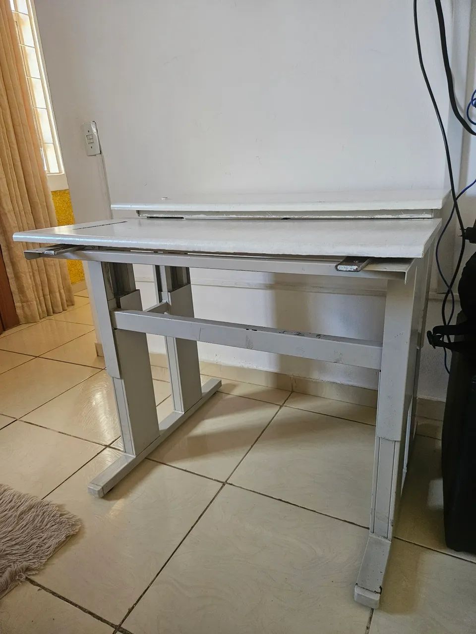 Escrivaninha de ferro