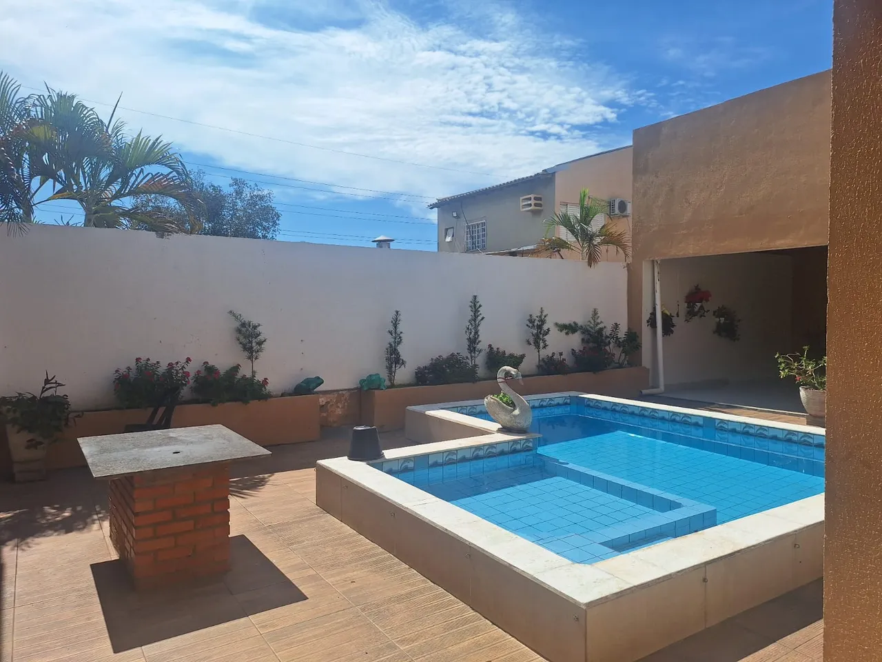 Casa mobiliada com 4 quartos e suítes e piscina