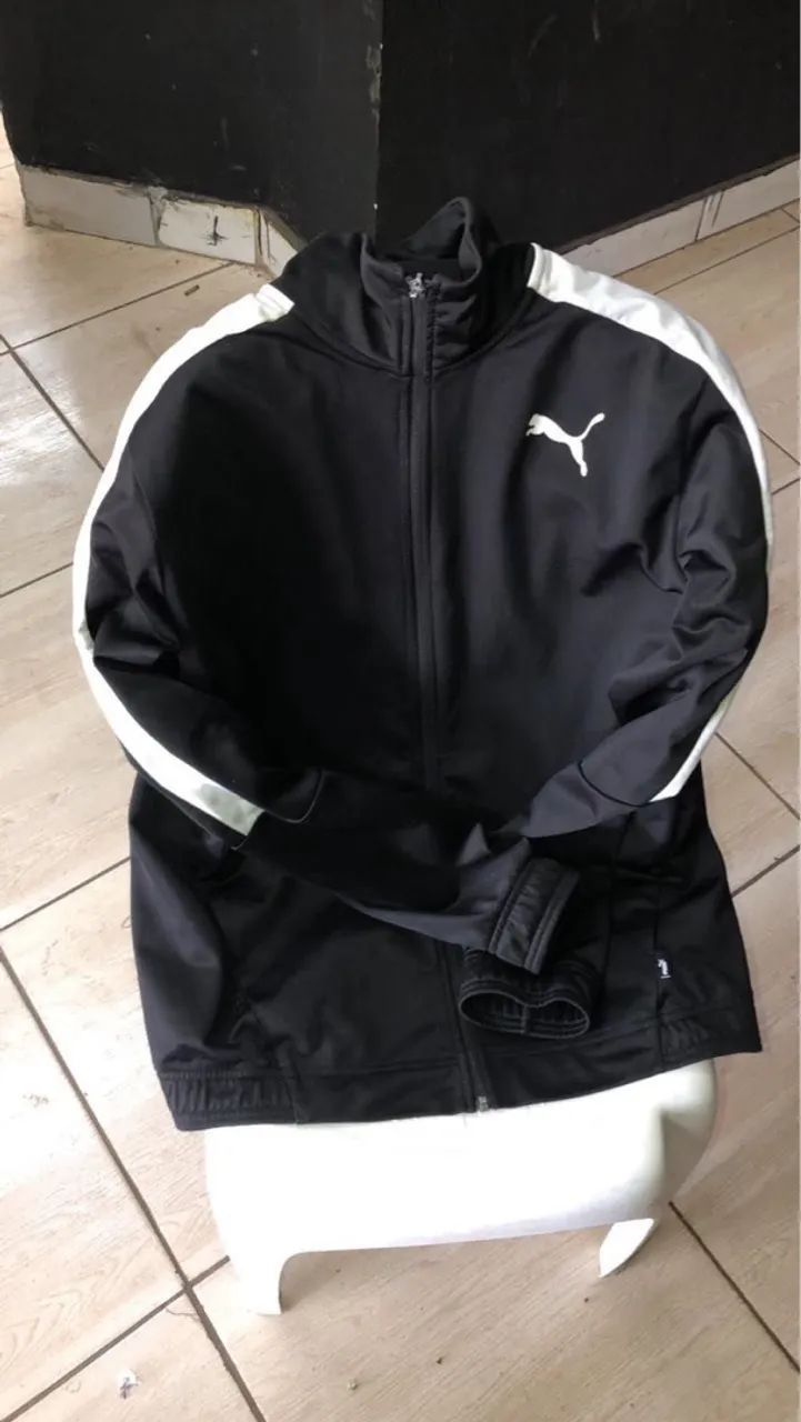 Jaqueta Puma Preta com Detalhes Brancos