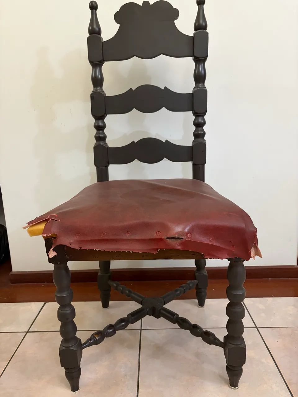 Conjunto 6 cadeiras madeira maciça - estilo colonial - Foto 3