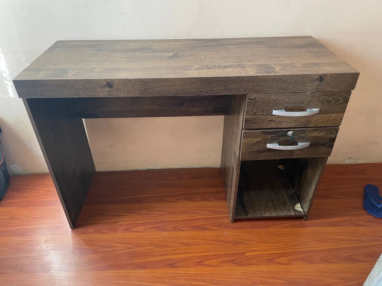 Escrivaninha Robusta e Funcional com chave 64962182737154122