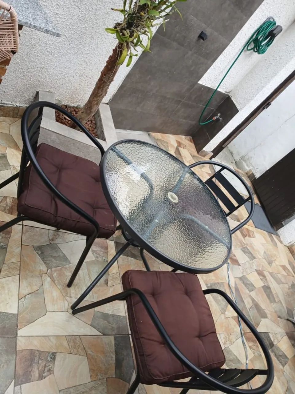 Mesa com vidro e três cadeiras com almofadas  - Foto 2